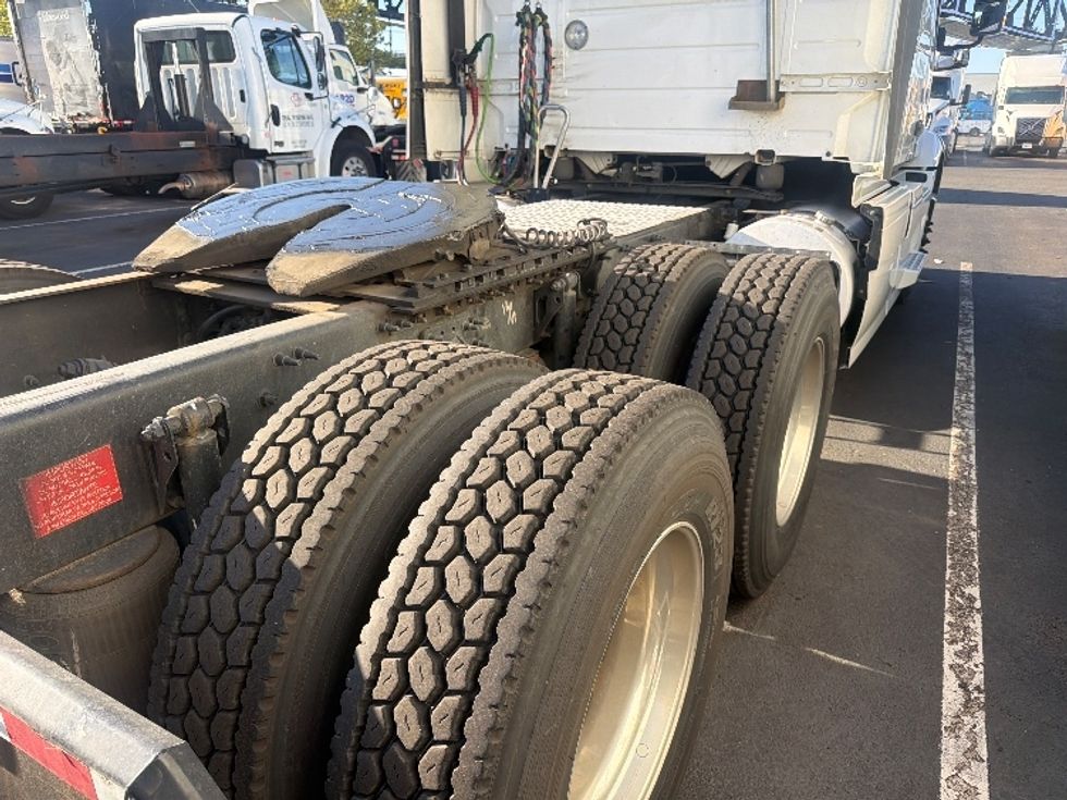 Sleeper Tractor-Heavy Duty Tractors-Volvo-2021-VNR64640-Kearny-NJ-461,991\n\t\tmiles-$ 63,500 - Image 23