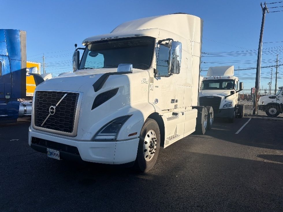 Sleeper Tractor-Heavy Duty Tractors-Volvo-2021-VNR64640-Kearny-NJ-461,991\n\t\tmiles-$ 63,500 - Image 3