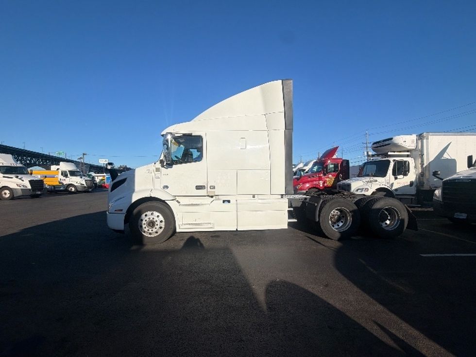 Sleeper Tractor-Heavy Duty Tractors-Volvo-2021-VNR64640-Kearny-NJ-461,991\n\t\tmiles-$ 63,500 - Image 4
