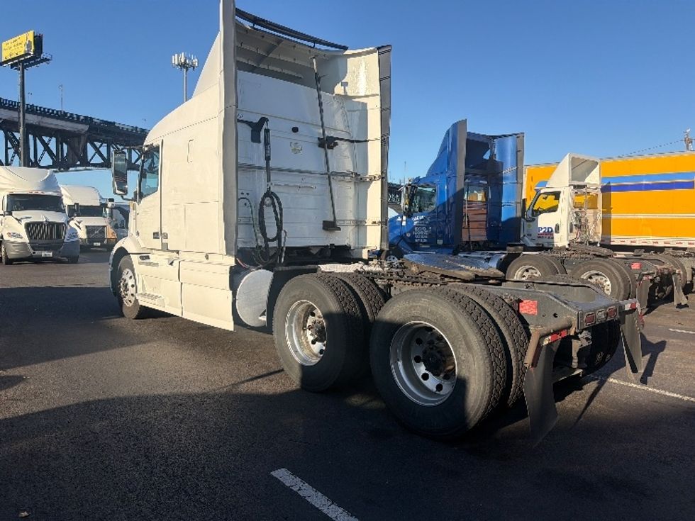 Sleeper Tractor-Heavy Duty Tractors-Volvo-2021-VNR64640-Kearny-NJ-461,991\n\t\tmiles-$ 63,500 - Image 5