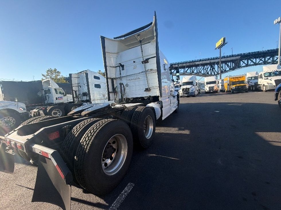 Sleeper Tractor-Heavy Duty Tractors-Volvo-2021-VNR64640-Kearny-NJ-461,991\n\t\tmiles-$ 63,500 - Image 7