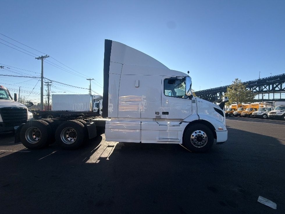 Sleeper Tractor-Heavy Duty Tractors-Volvo-2021-VNR64640-Kearny-NJ-461,991\n\t\tmiles-$ 63,500 - Image 8