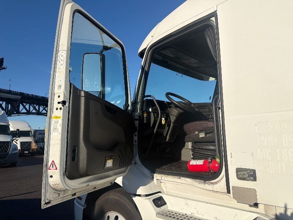 Sleeper Tractor-Heavy Duty Tractors-Volvo-2021-VNR64640-Kearny-NJ-461,991\n\t\tmiles-$ 63,500 - Image 9