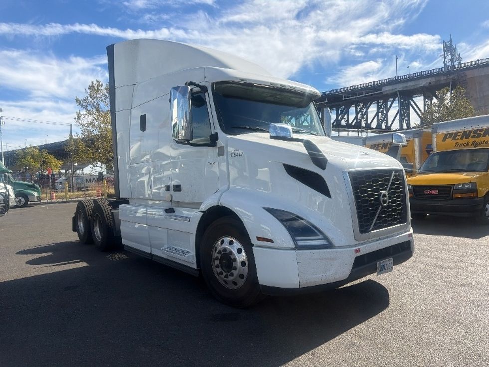 Sleeper Tractor-Heavy Duty Tractors-Volvo-2021-VNR64640-Kearny-NJ-474,224\n\t\tmiles-$ 63,500 - Image 1