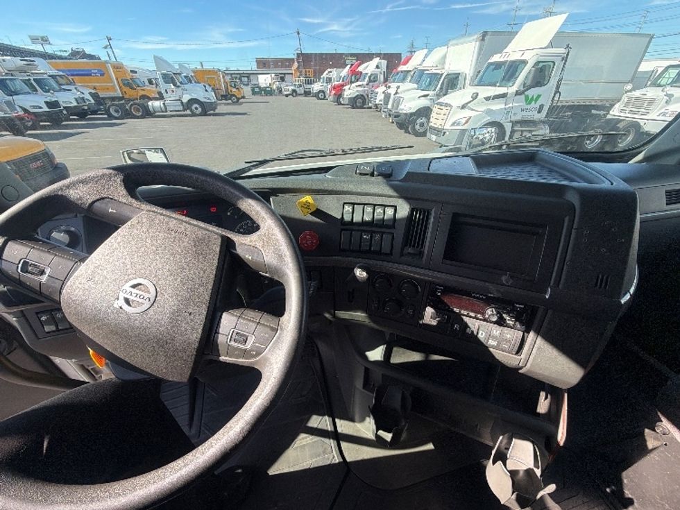 Sleeper Tractor-Heavy Duty Tractors-Volvo-2021-VNR64640-Kearny-NJ-474,224\n\t\tmiles-$ 63,500 - Image 11