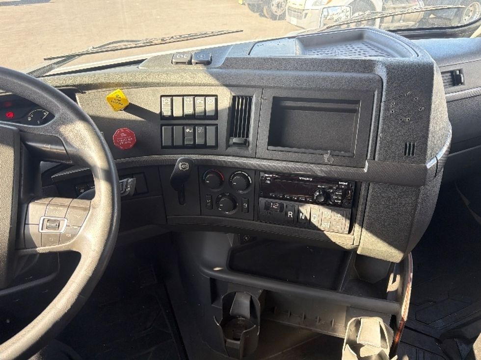 Sleeper Tractor-Heavy Duty Tractors-Volvo-2021-VNR64640-Kearny-NJ-474,224\n\t\tmiles-$ 63,500 - Image 12
