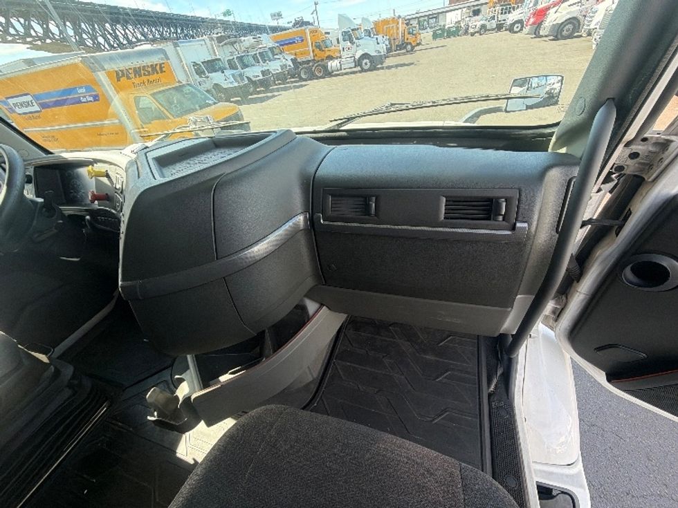 Sleeper Tractor-Heavy Duty Tractors-Volvo-2021-VNR64640-Kearny-NJ-474,224\n\t\tmiles-$ 63,500 - Image 14