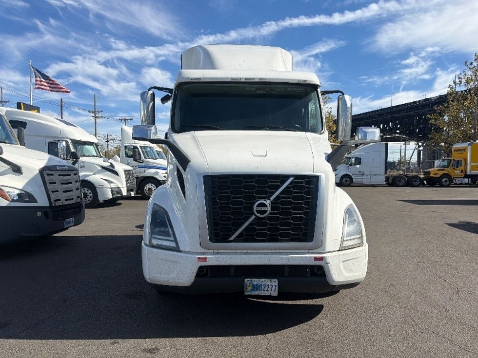 Sleeper Tractor-Heavy Duty Tractors-Volvo-2021-VNR64640-Kearny-NJ-474,224\n\t\tmiles-$ 63,500 - Image 2