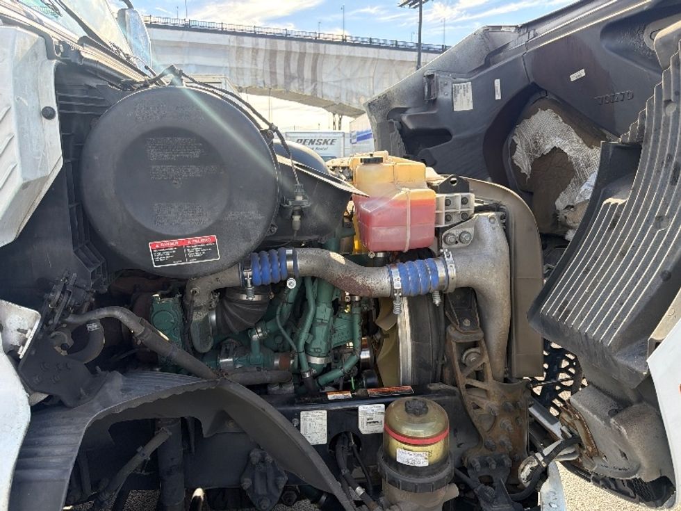 Sleeper Tractor-Heavy Duty Tractors-Volvo-2021-VNR64640-Kearny-NJ-474,224\n\t\tmiles-$ 63,500 - Image 20