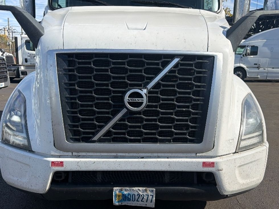 Sleeper Tractor-Heavy Duty Tractors-Volvo-2021-VNR64640-Kearny-NJ-474,224\n\t\tmiles-$ 63,500 - Image 24