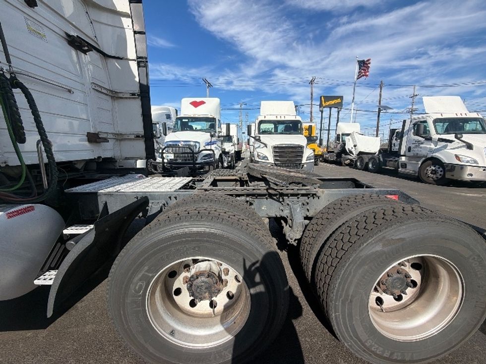 Sleeper Tractor-Heavy Duty Tractors-Volvo-2021-VNR64640-Kearny-NJ-474,224\n\t\tmiles-$ 63,500 - Image 25