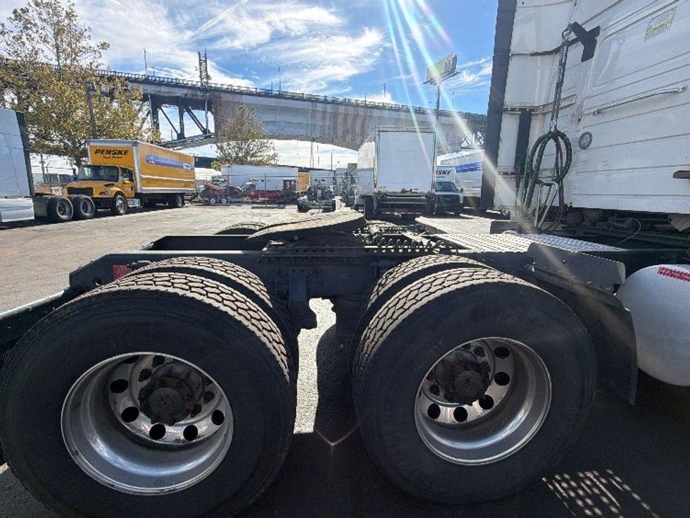 Sleeper Tractor-Heavy Duty Tractors-Volvo-2021-VNR64640-Kearny-NJ-474,224\n\t\tmiles-$ 63,500 - Image 26