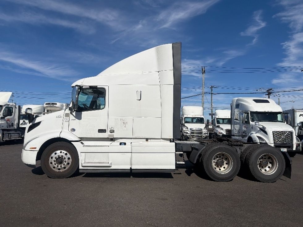 Sleeper Tractor-Heavy Duty Tractors-Volvo-2021-VNR64640-Kearny-NJ-474,224\n\t\tmiles-$ 63,500 - Image 4