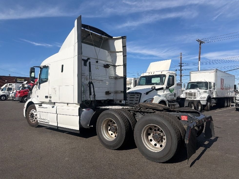 Sleeper Tractor-Heavy Duty Tractors-Volvo-2021-VNR64640-Kearny-NJ-474,224\n\t\tmiles-$ 63,500 - Image 5