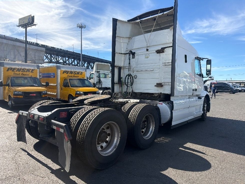 Sleeper Tractor-Heavy Duty Tractors-Volvo-2021-VNR64640-Kearny-NJ-474,224\n\t\tmiles-$ 63,500 - Image 7