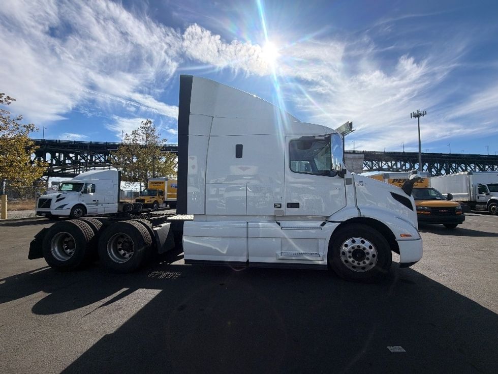 Sleeper Tractor-Heavy Duty Tractors-Volvo-2021-VNR64640-Kearny-NJ-474,224\n\t\tmiles-$ 63,500 - Image 8