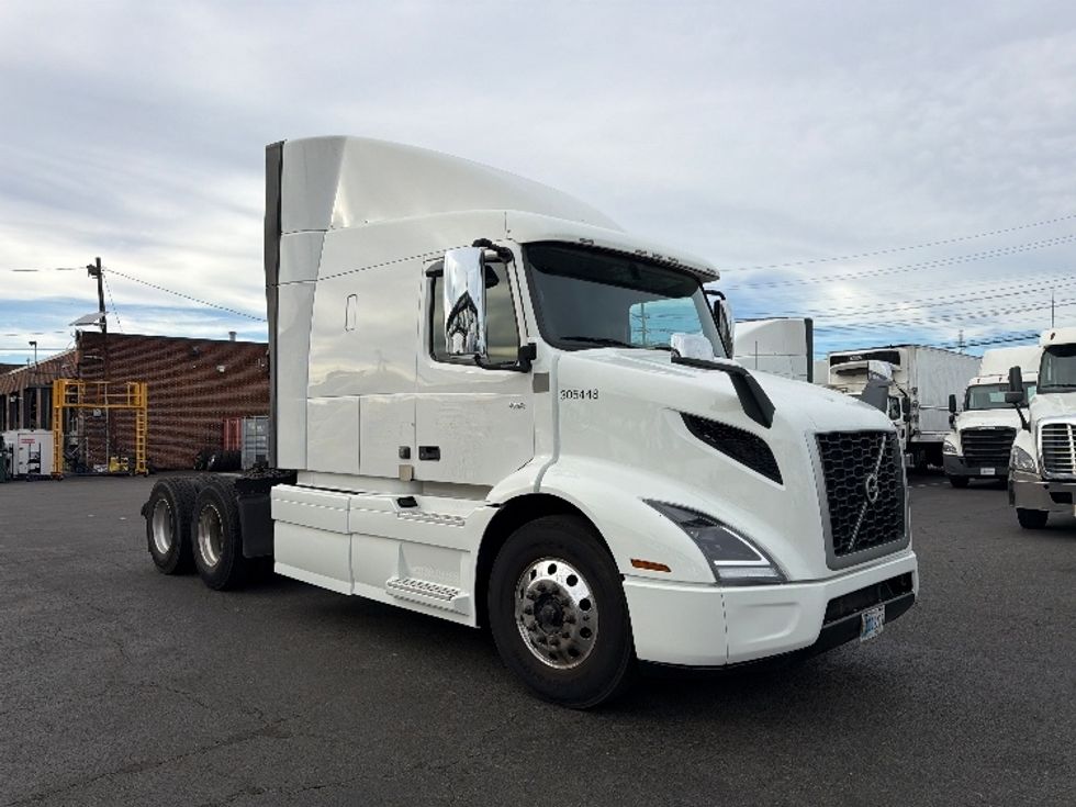 Sleeper Tractor-Heavy Duty Tractors-Volvo-2021-VNR64640-Kearny-NJ-488,828\n\t\tmiles-$ 62,250 - Image 1