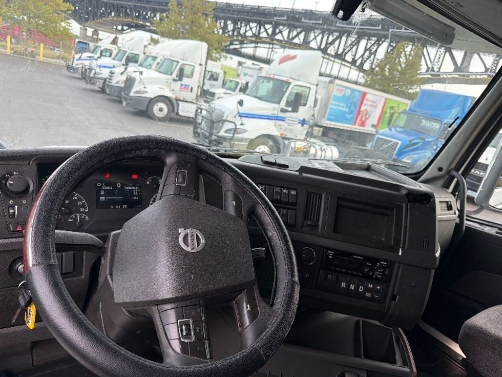 Sleeper Tractor-Heavy Duty Tractors-Volvo-2021-VNR64640-Kearny-NJ-488,828\n\t\tmiles-$ 62,250 - Image 11