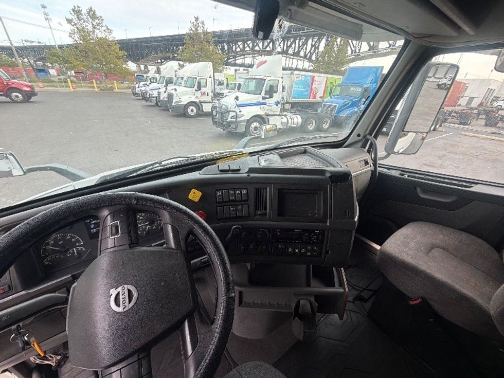 Sleeper Tractor-Heavy Duty Tractors-Volvo-2021-VNR64640-Kearny-NJ-488,828\n\t\tmiles-$ 62,250 - Image 12