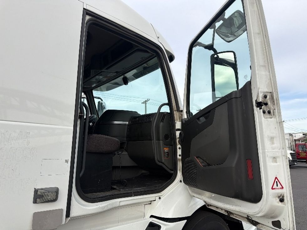 Sleeper Tractor-Heavy Duty Tractors-Volvo-2021-VNR64640-Kearny-NJ-488,828\n\t\tmiles-$ 62,250 - Image 13
