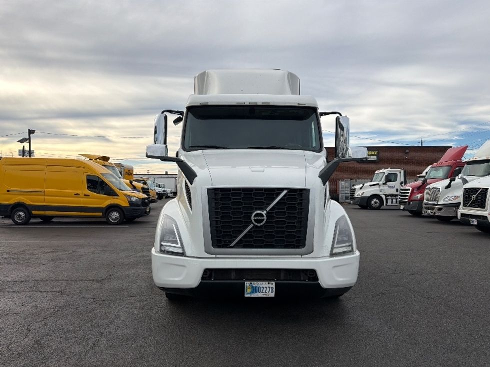 Sleeper Tractor-Heavy Duty Tractors-Volvo-2021-VNR64640-Kearny-NJ-488,828\n\t\tmiles-$ 62,250 - Image 2