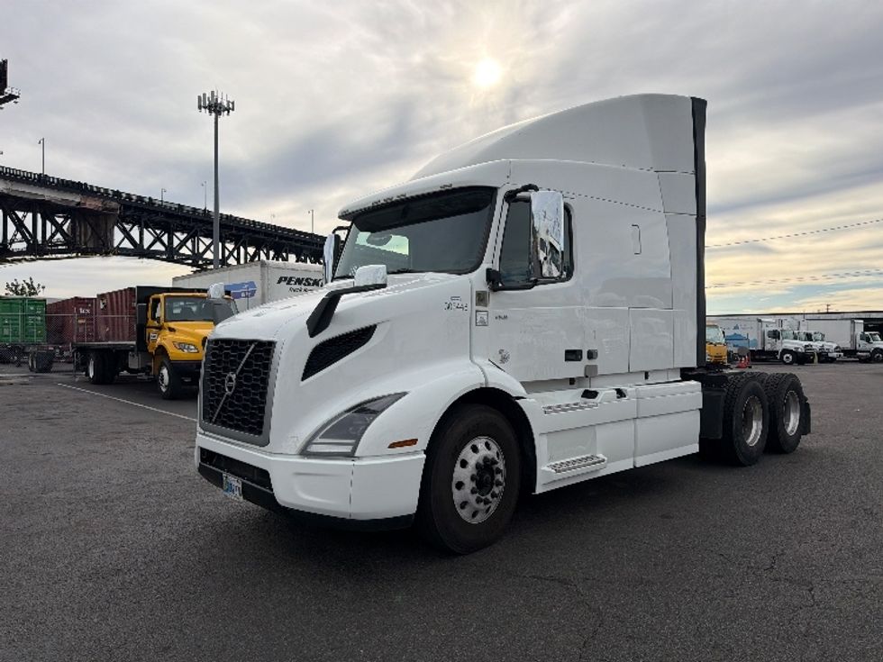 Sleeper Tractor-Heavy Duty Tractors-Volvo-2021-VNR64640-Kearny-NJ-488,828\n\t\tmiles-$ 62,250 - Image 3