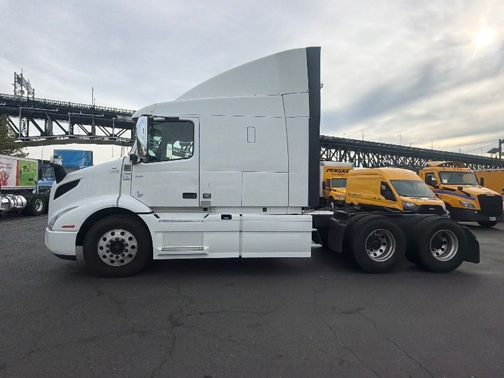 Sleeper Tractor-Heavy Duty Tractors-Volvo-2021-VNR64640-Kearny-NJ-488,828\n\t\tmiles-$ 62,250 - Image 4