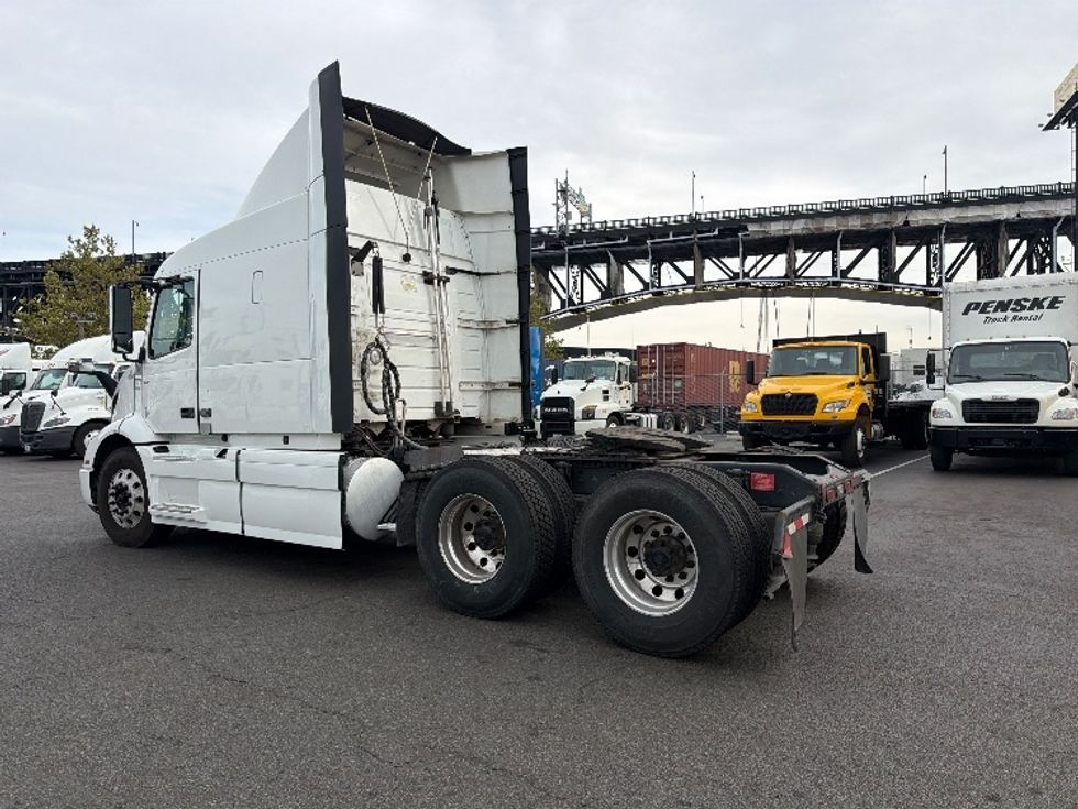 Sleeper Tractor-Heavy Duty Tractors-Volvo-2021-VNR64640-Kearny-NJ-488,828\n\t\tmiles-$ 62,250 - Image 5