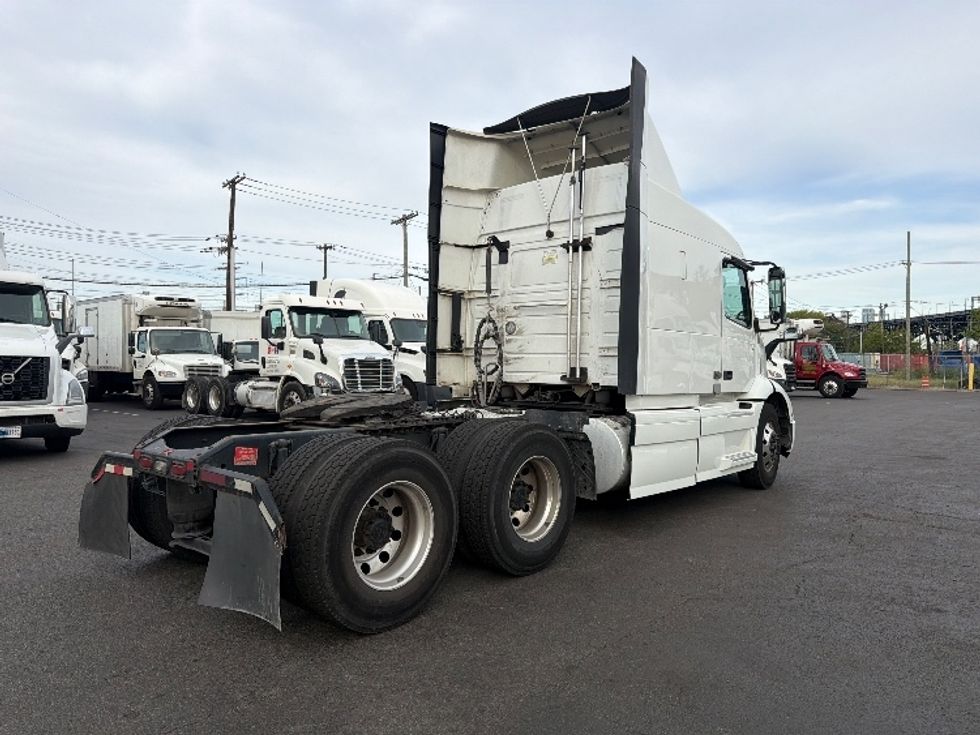 Sleeper Tractor-Heavy Duty Tractors-Volvo-2021-VNR64640-Kearny-NJ-488,828\n\t\tmiles-$ 62,250 - Image 7