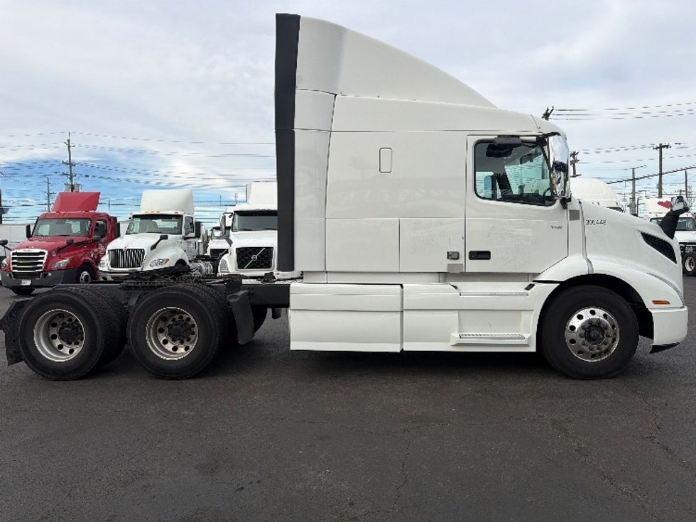 Sleeper Tractor-Heavy Duty Tractors-Volvo-2021-VNR64640-Kearny-NJ-488,828\n\t\tmiles-$ 62,250 - Image 8