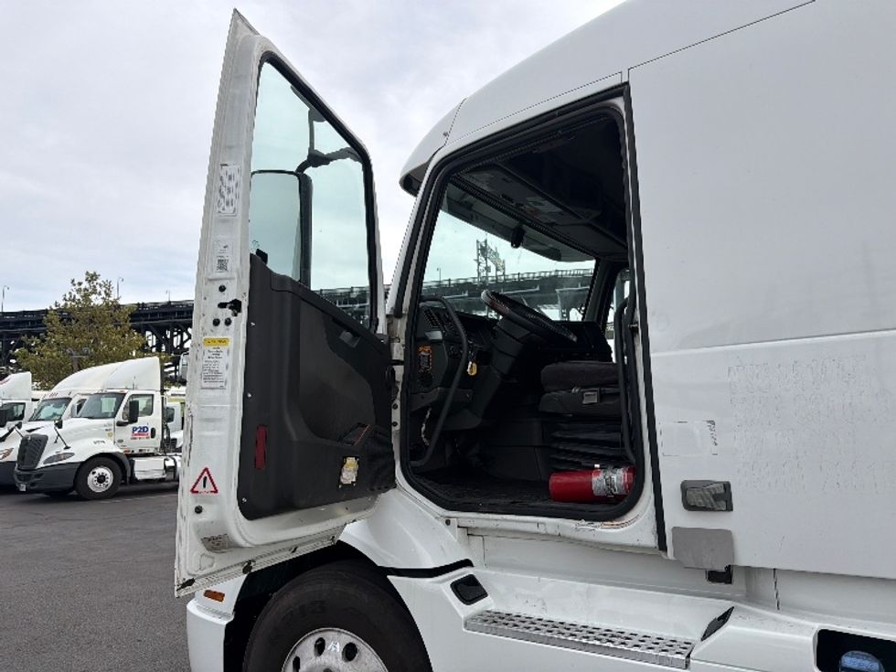 Sleeper Tractor-Heavy Duty Tractors-Volvo-2021-VNR64640-Kearny-NJ-488,828\n\t\tmiles-$ 62,250 - Image 9