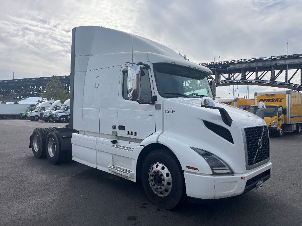 Sleeper Tractor-Heavy Duty Tractors-Volvo-2021-VNR64640-Kearny-NJ-614,582\n\t\tmiles-$ 50,750 - Image 1
