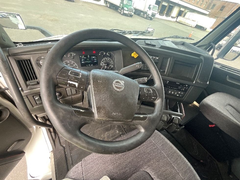 Sleeper Tractor-Heavy Duty Tractors-Volvo-2021-VNR64640-Kearny-NJ-614,582\n\t\tmiles-$ 50,750 - Image 10
