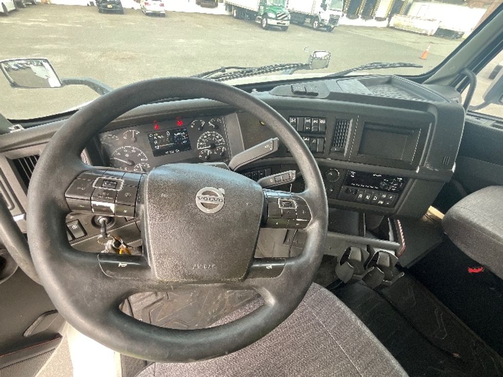 Sleeper Tractor-Heavy Duty Tractors-Volvo-2021-VNR64640-Kearny-NJ-614,582\n\t\tmiles-$ 50,750 - Image 11