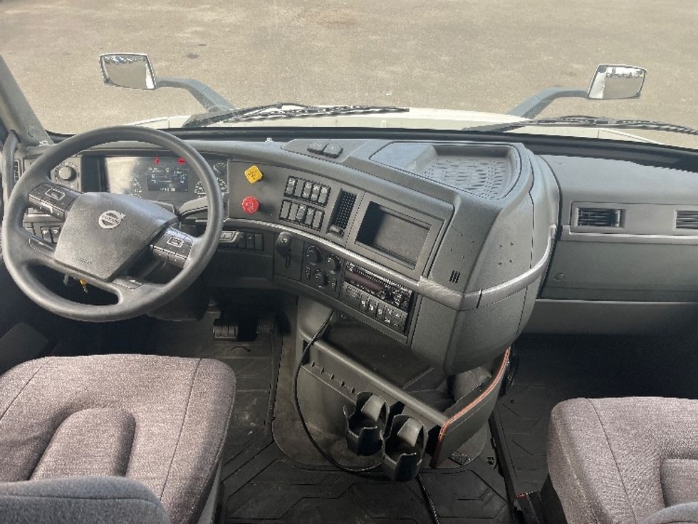 Sleeper Tractor-Heavy Duty Tractors-Volvo-2021-VNR64640-Kearny-NJ-614,582\n\t\tmiles-$ 50,750 - Image 12