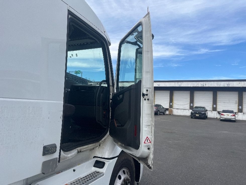 Sleeper Tractor-Heavy Duty Tractors-Volvo-2021-VNR64640-Kearny-NJ-614,582\n\t\tmiles-$ 50,750 - Image 13