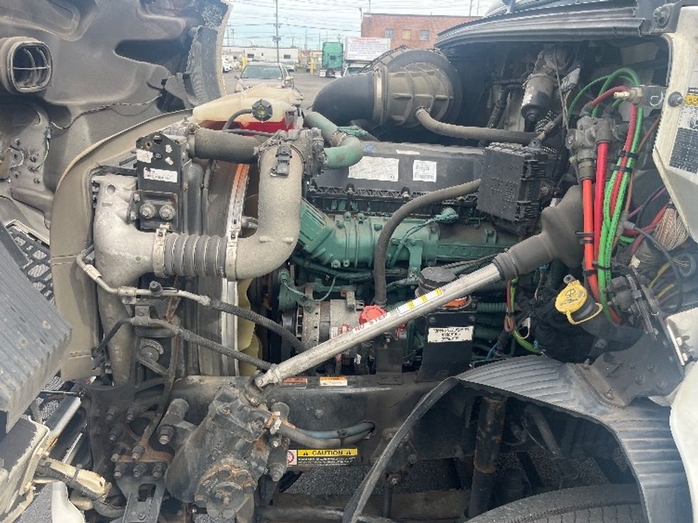 Sleeper Tractor-Heavy Duty Tractors-Volvo-2021-VNR64640-Kearny-NJ-614,582\n\t\tmiles-$ 50,750 - Image 21