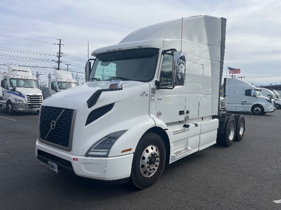 Sleeper Tractor-Heavy Duty Tractors-Volvo-2021-VNR64640-Kearny-NJ-614,582\n\t\tmiles-$ 50,750 - Image 3
