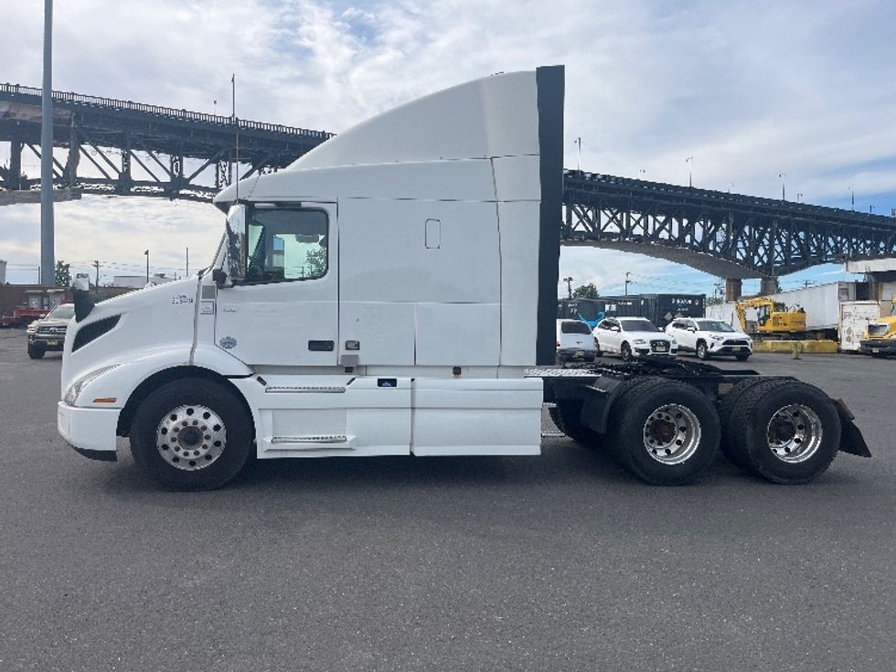 Sleeper Tractor-Heavy Duty Tractors-Volvo-2021-VNR64640-Kearny-NJ-614,582\n\t\tmiles-$ 50,750 - Image 4