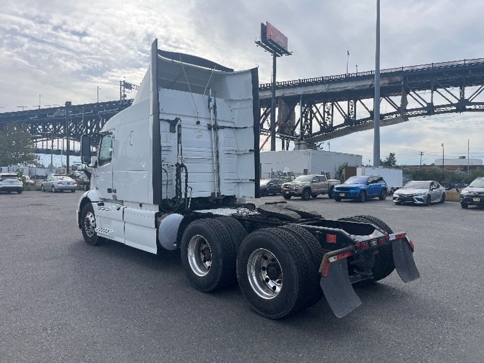 Sleeper Tractor-Heavy Duty Tractors-Volvo-2021-VNR64640-Kearny-NJ-614,582\n\t\tmiles-$ 50,750 - Image 5
