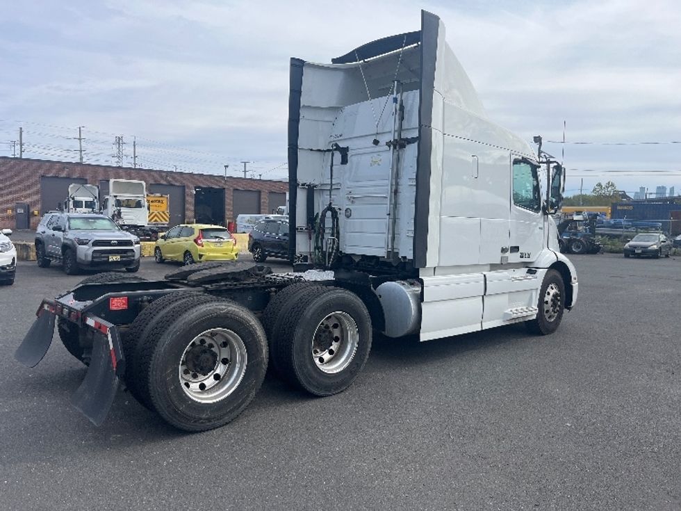 Sleeper Tractor-Heavy Duty Tractors-Volvo-2021-VNR64640-Kearny-NJ-614,582\n\t\tmiles-$ 50,750 - Image 7