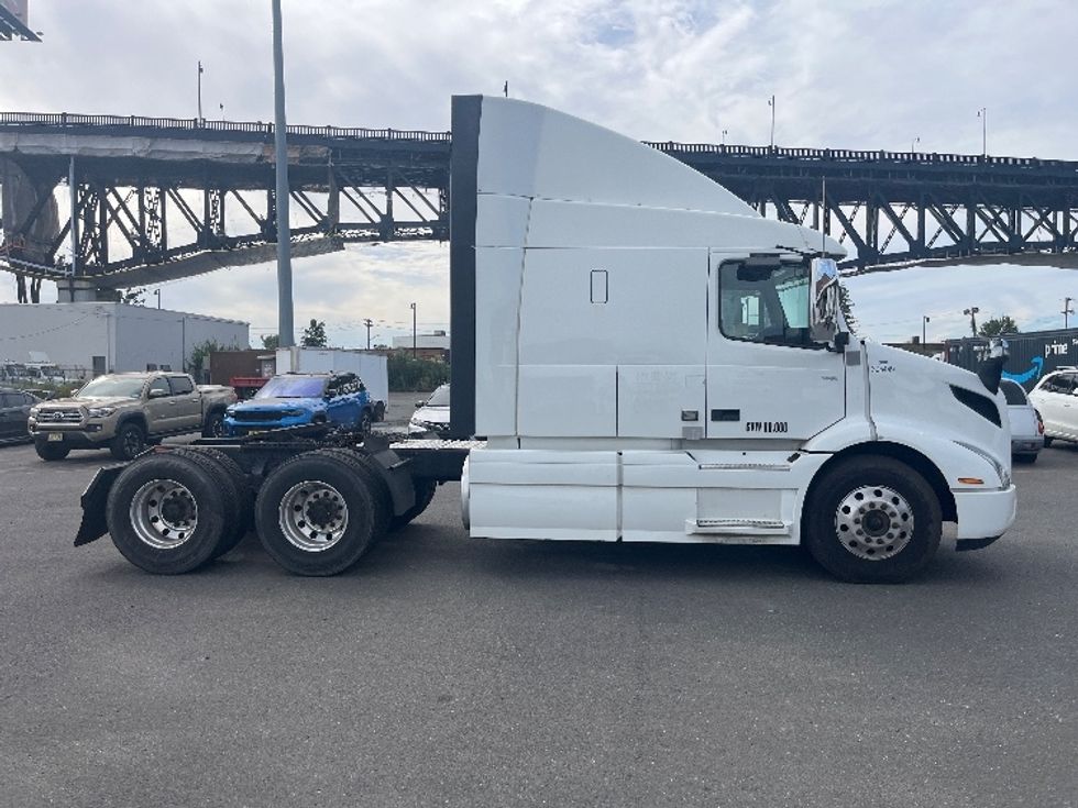 Sleeper Tractor-Heavy Duty Tractors-Volvo-2021-VNR64640-Kearny-NJ-614,582\n\t\tmiles-$ 50,750 - Image 8