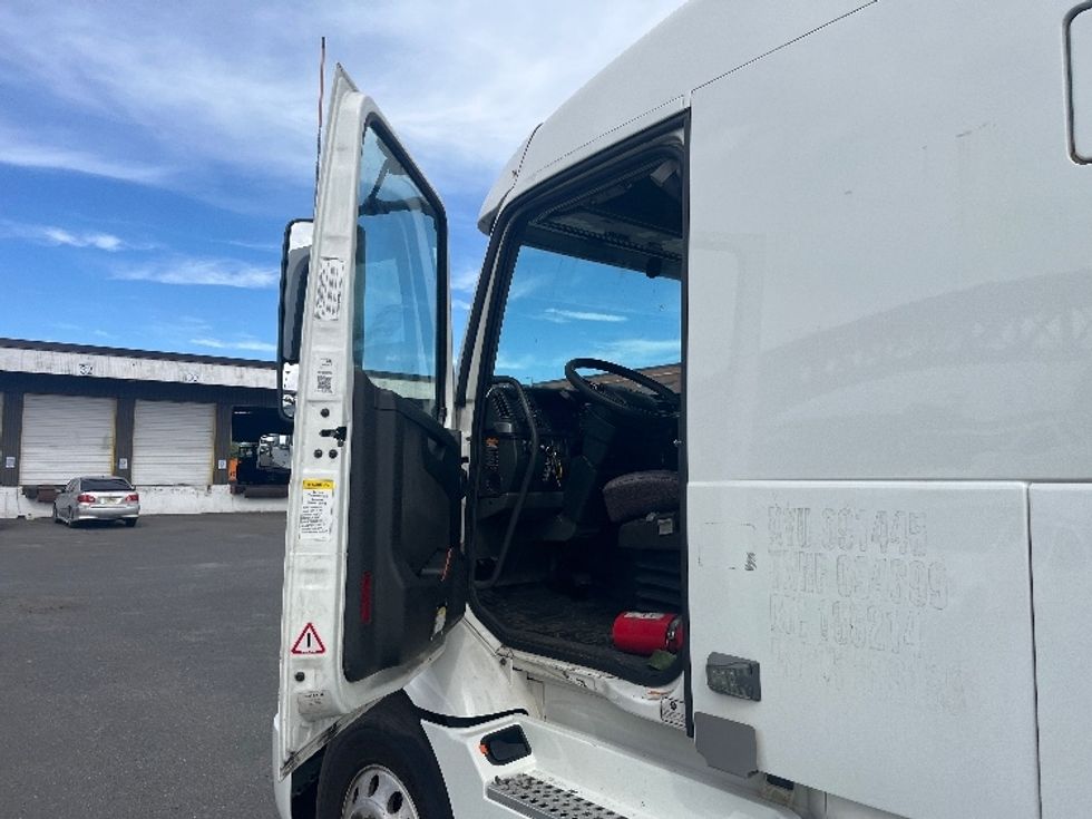 Sleeper Tractor-Heavy Duty Tractors-Volvo-2021-VNR64640-Kearny-NJ-614,582\n\t\tmiles-$ 50,750 - Image 9