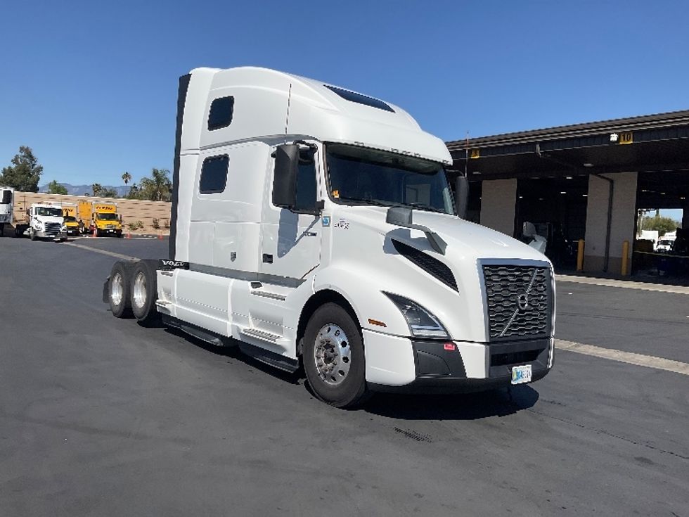 Sleeper Tractor-Heavy Duty Tractors-Volvo-2022-VNL62860-Montebello-CA-411,555\n\t\tmiles-$ 100,250 - Image 1