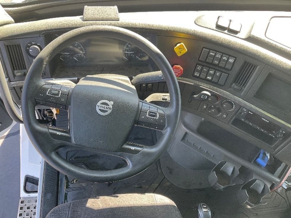 Sleeper Tractor-Heavy Duty Tractors-Volvo-2022-VNL62860-Montebello-CA-411,555\n\t\tmiles-$ 100,250 - Image 11