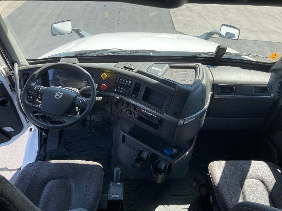 Sleeper Tractor-Heavy Duty Tractors-Volvo-2022-VNL62860-Montebello-CA-411,555\n\t\tmiles-$ 100,250 - Image 12