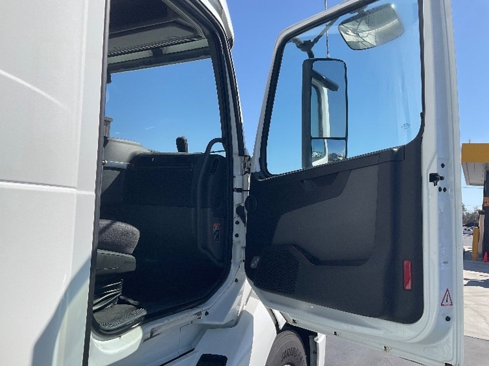 Sleeper Tractor-Heavy Duty Tractors-Volvo-2022-VNL62860-Montebello-CA-411,555\n\t\tmiles-$ 100,250 - Image 13