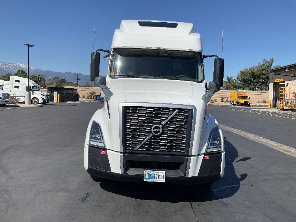 Sleeper Tractor-Heavy Duty Tractors-Volvo-2022-VNL62860-Montebello-CA-411,555\n\t\tmiles-$ 100,250 - Image 2