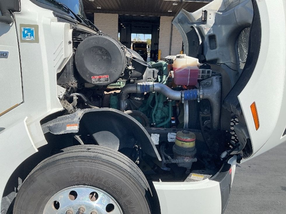 Sleeper Tractor-Heavy Duty Tractors-Volvo-2022-VNL62860-Montebello-CA-411,555\n\t\tmiles-$ 100,250 - Image 20
