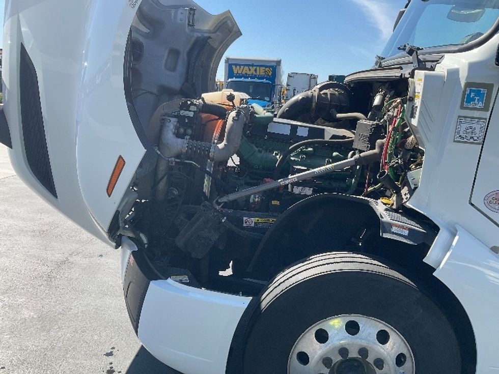 Sleeper Tractor-Heavy Duty Tractors-Volvo-2022-VNL62860-Montebello-CA-411,555\n\t\tmiles-$ 100,250 - Image 21